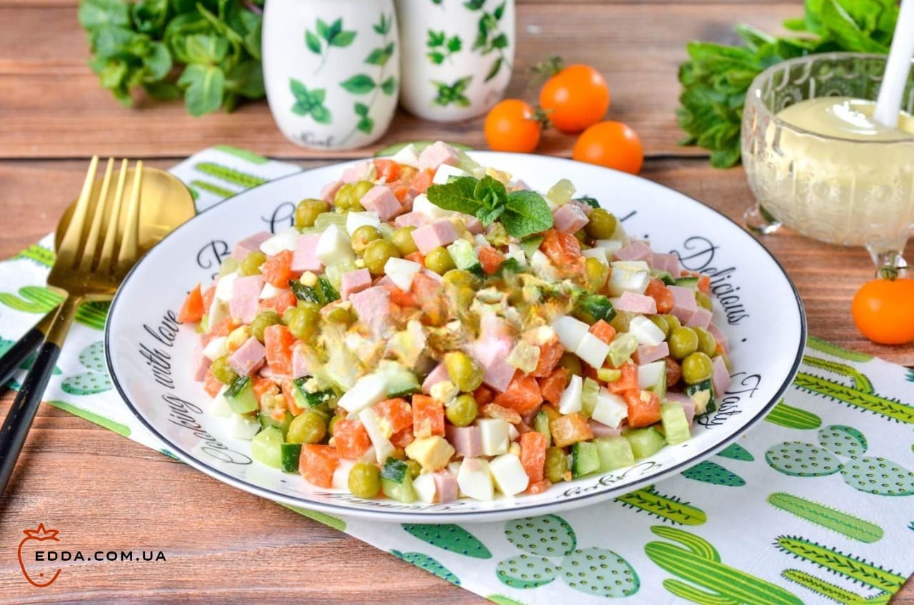 Салат з горошком і ковбасою