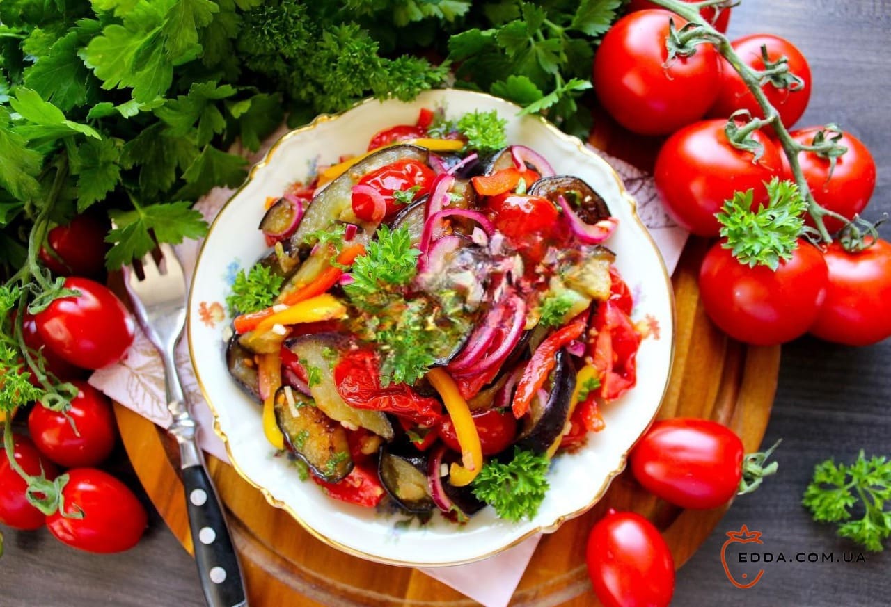 Салат зі смаженими баклажанами та помідорами