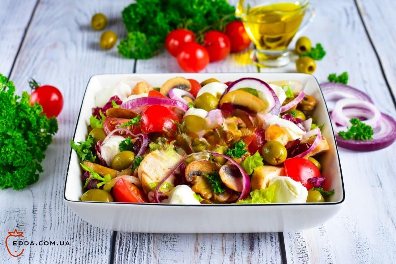 Салат з курячою грудкою грибами та сиром