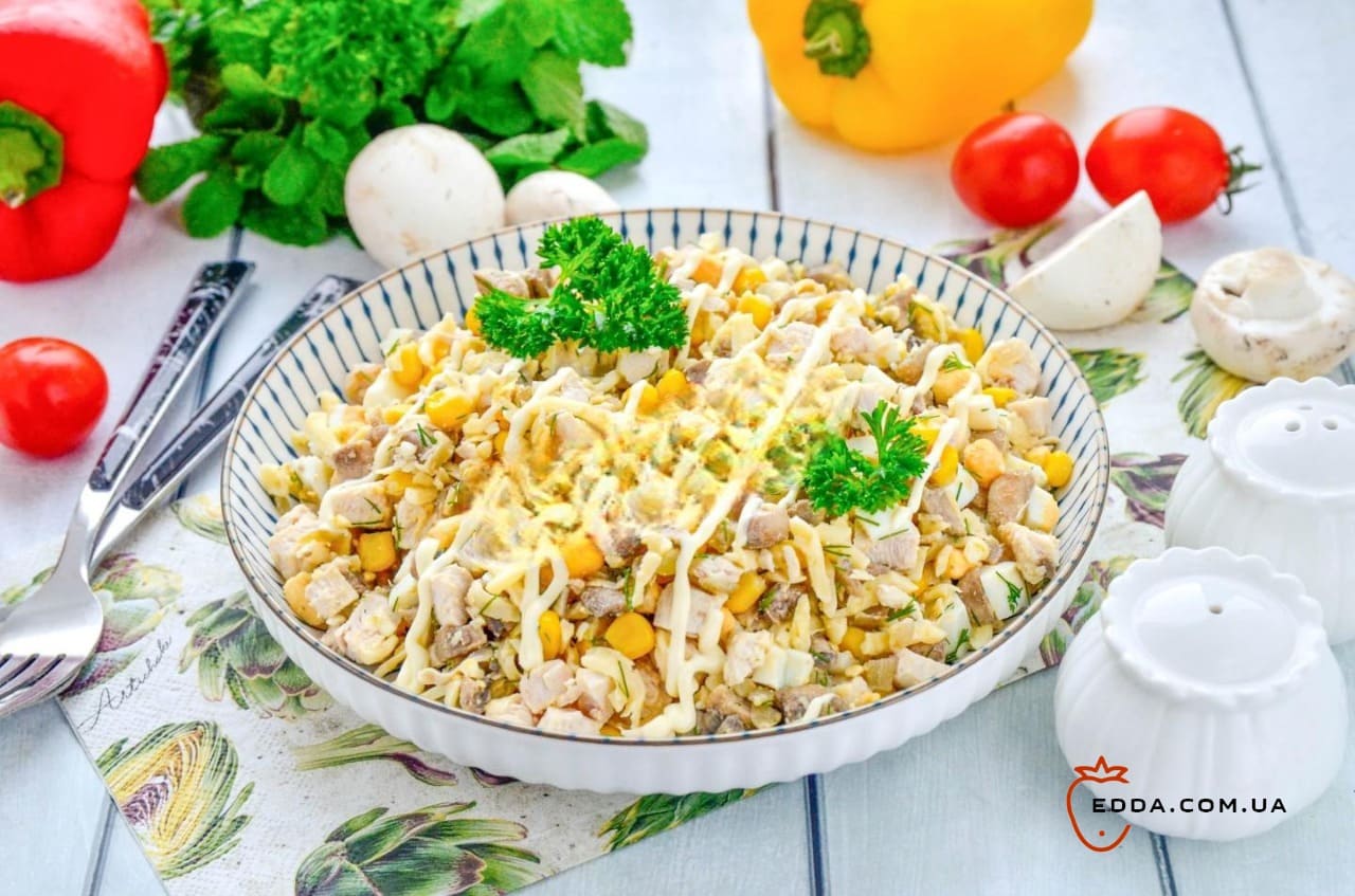 Салат із курячою грудкою та грибами