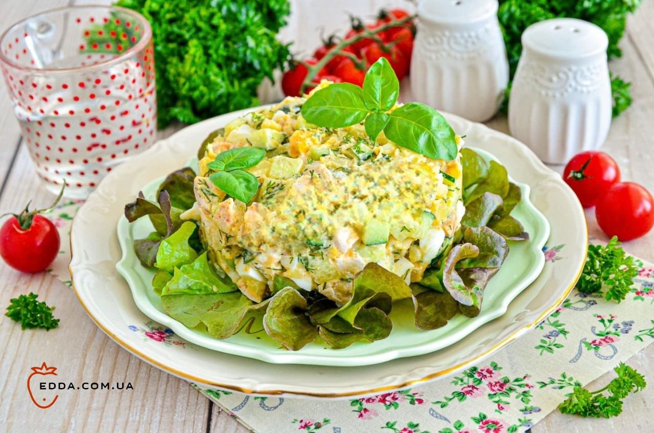 Салат з курячою грудкою огірком і яйцем