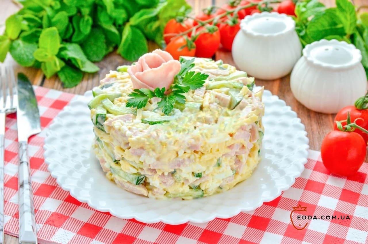 Салат із шинкою та огірком