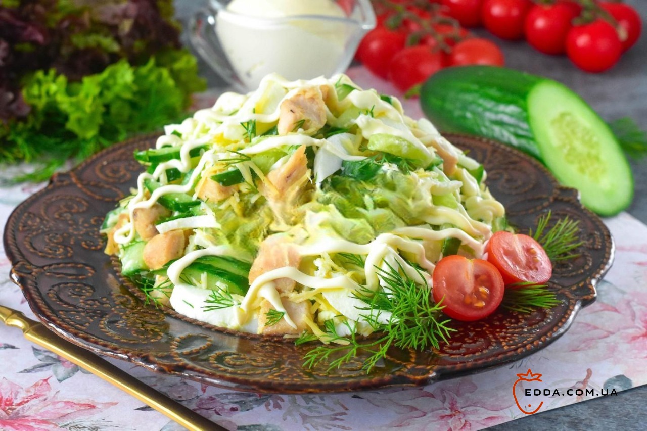 Салат з куркою огірком яйцем і сиром
