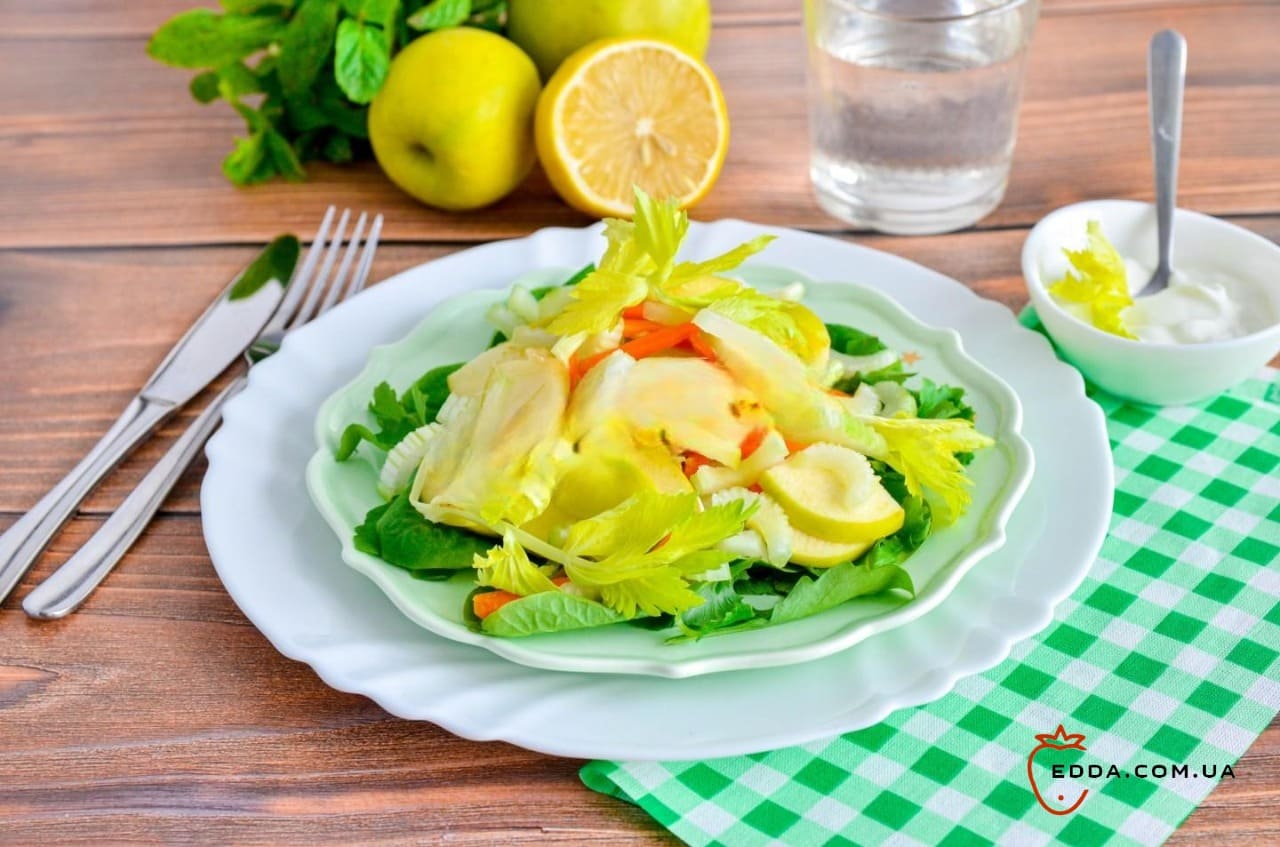 Салат із селерою та яблуком