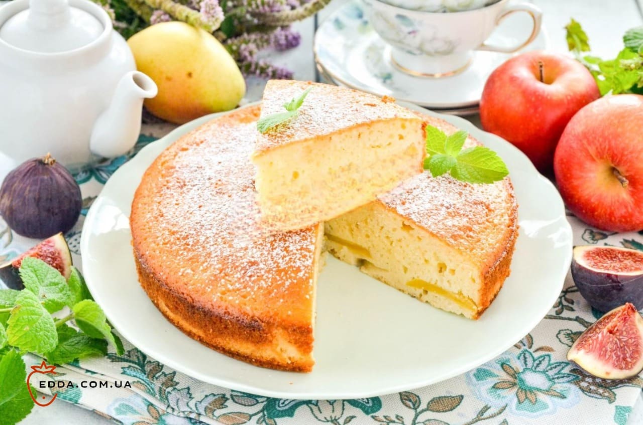 Шарлотка з манкою та яблуками в духовці