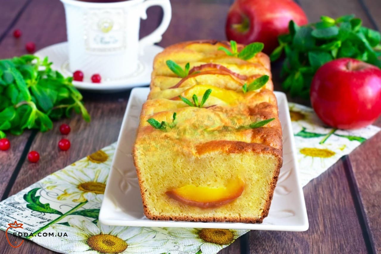 Шарлотка з творогом і яблуками в духовці