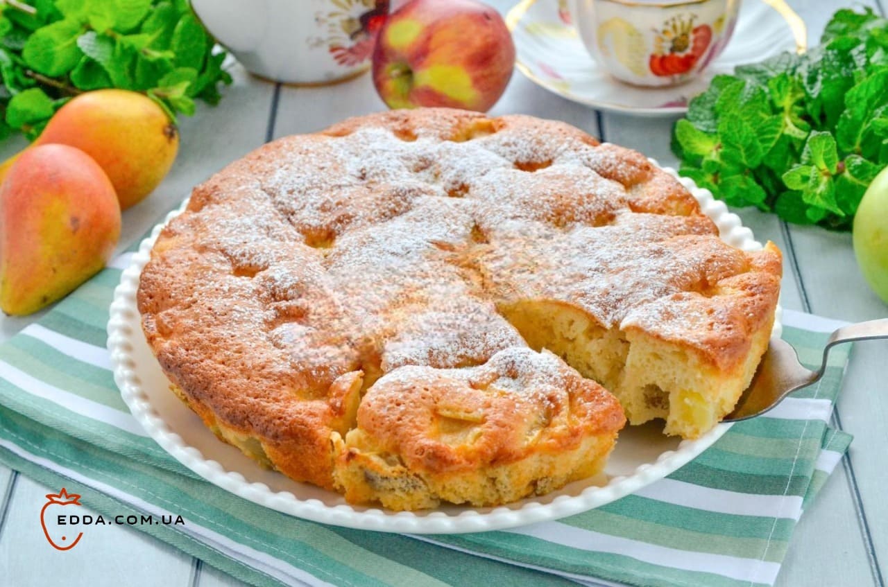 Шарлотка з яблуками та грушею в духовці