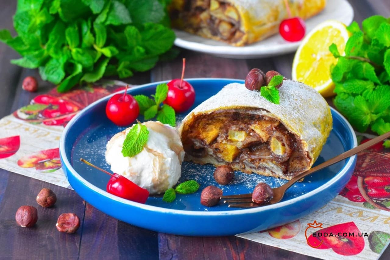 Штрудель з яблуками та корицею