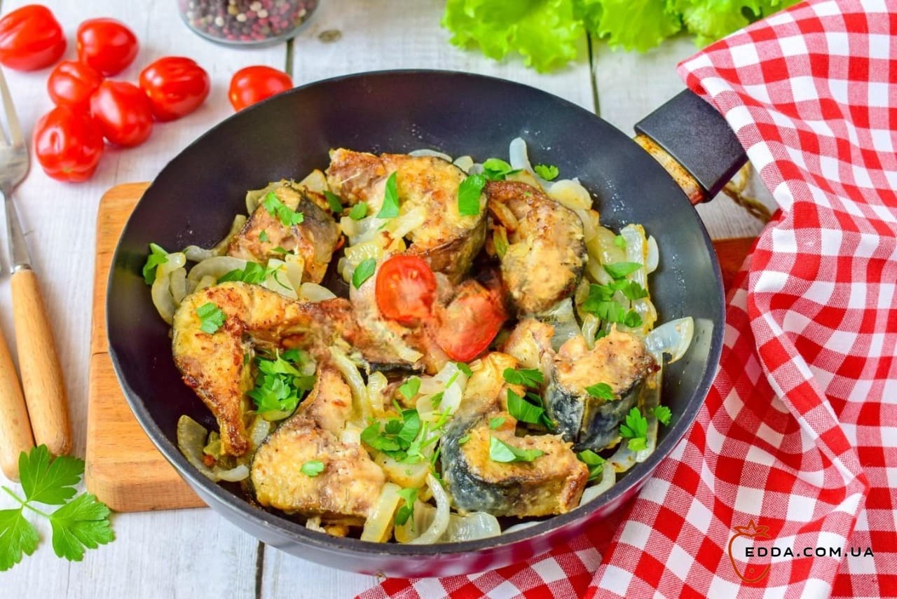 Скумбрія на сковороді з цибулею