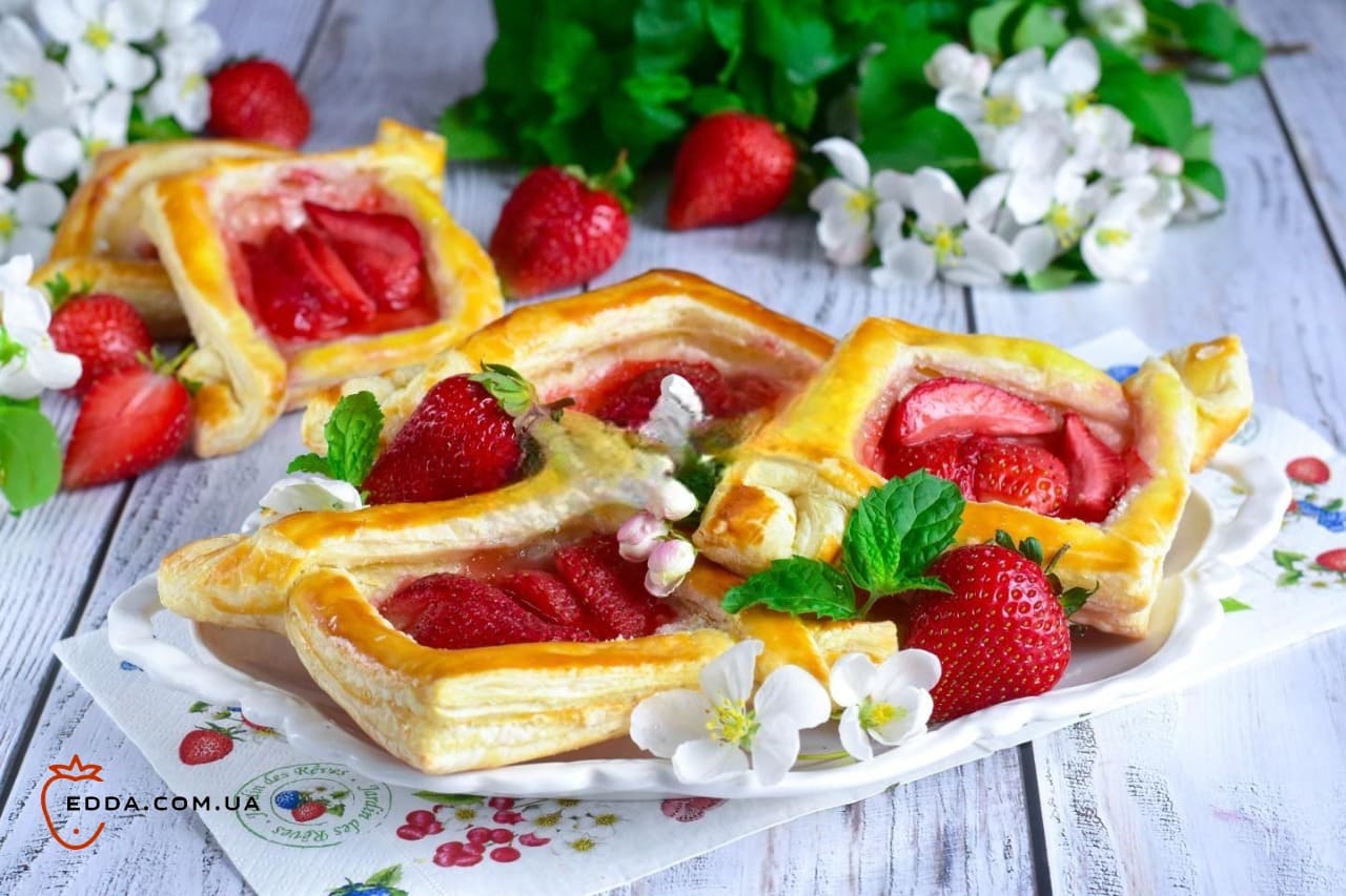 Слойки з полуницею з листкового тіста
