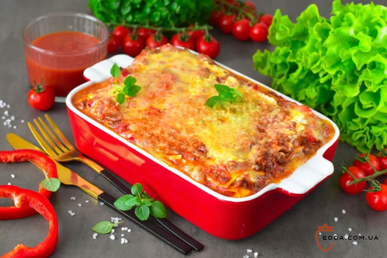 Томатна лазанья з фаршем і томатним соусом