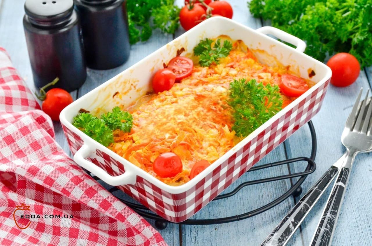 Тріска з морквою та цибулею в духовці