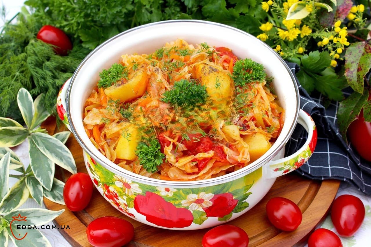 Тушкована картопля з капустою в каструлі