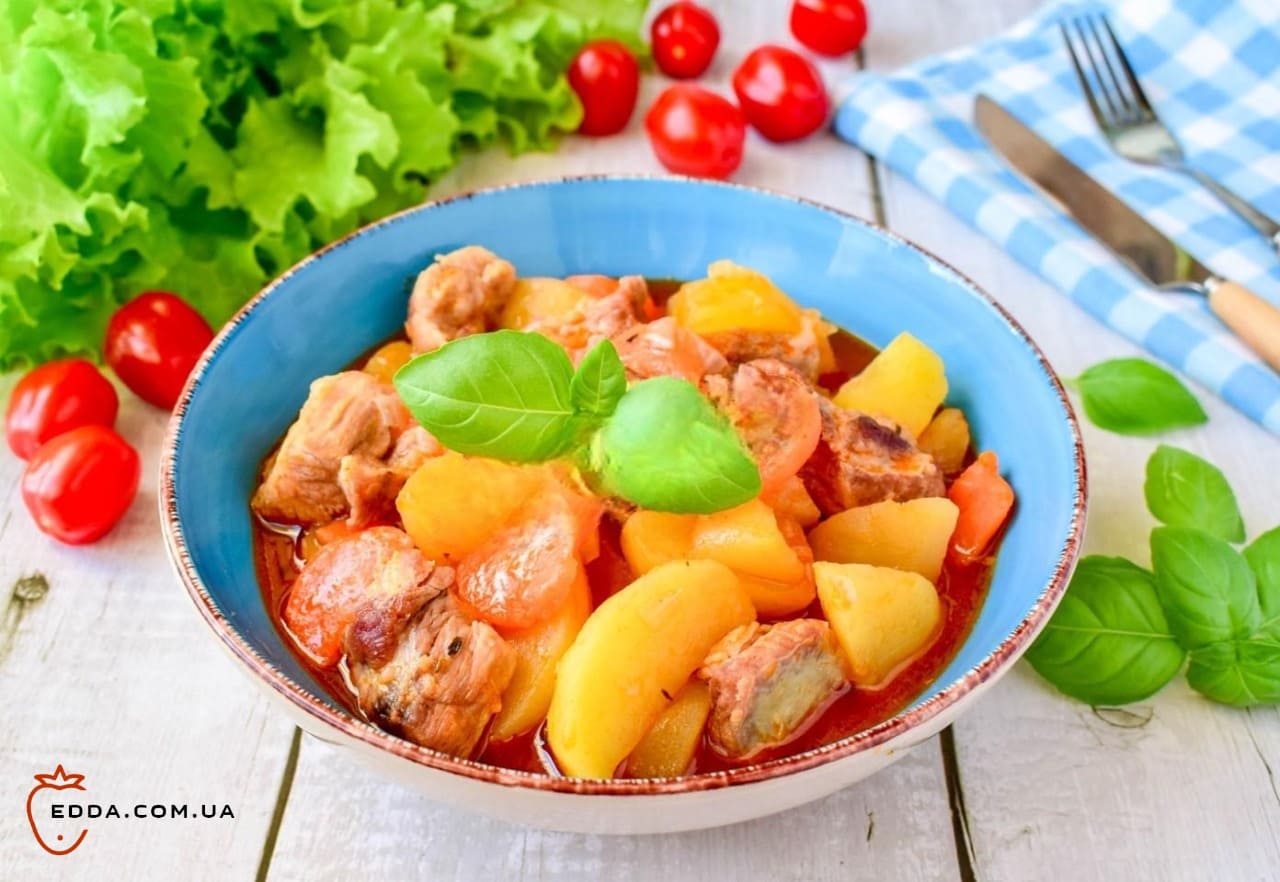 Тушкована картопля з м'ясом у казані