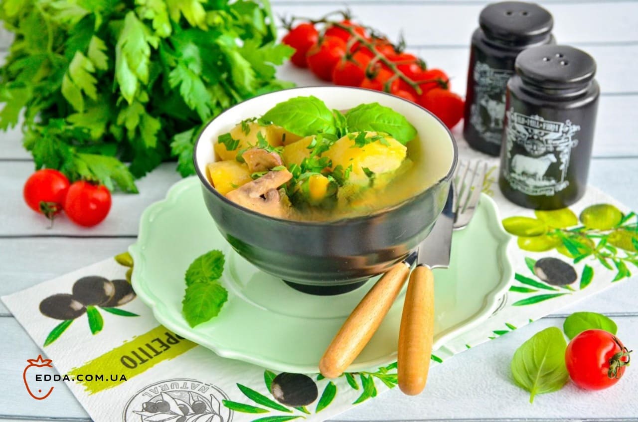 Тушкована картопля з грибами в мультиварці