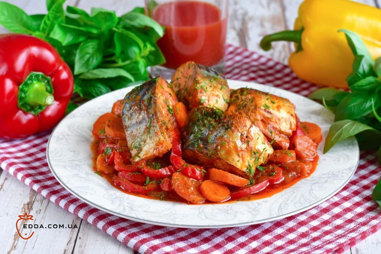 Тушкована скумбрія на сковороді