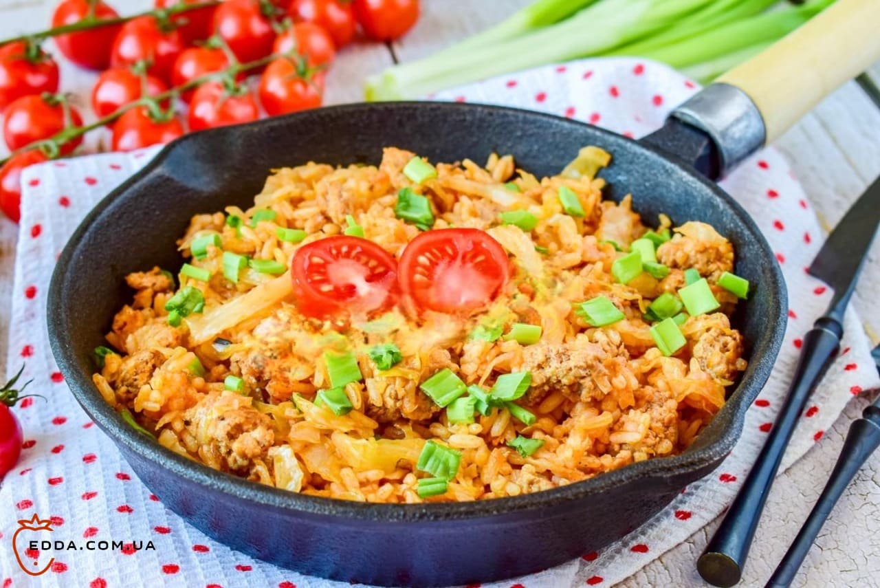 Тушкована капуста з фаршем і рисом на сковороді