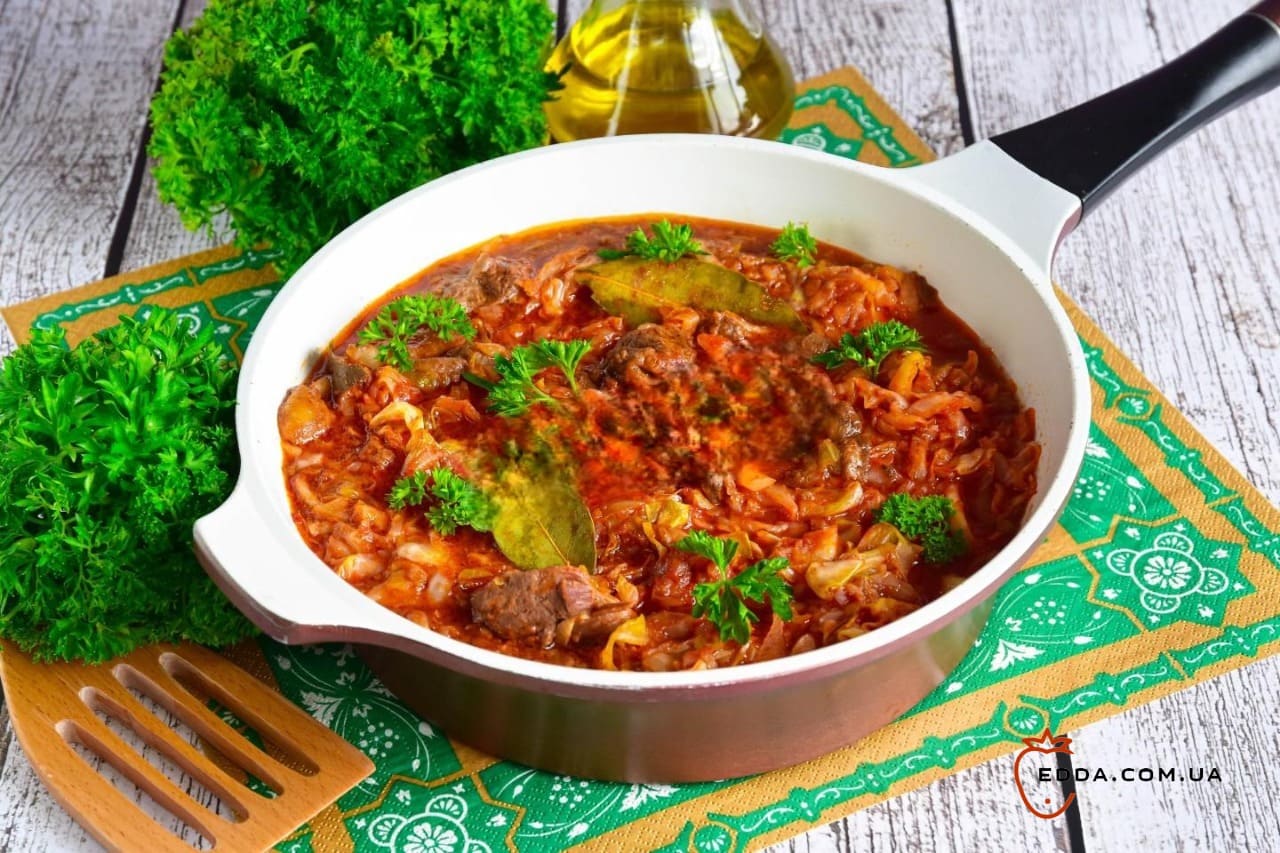 Тушкована капуста з тушонкою на сковороді