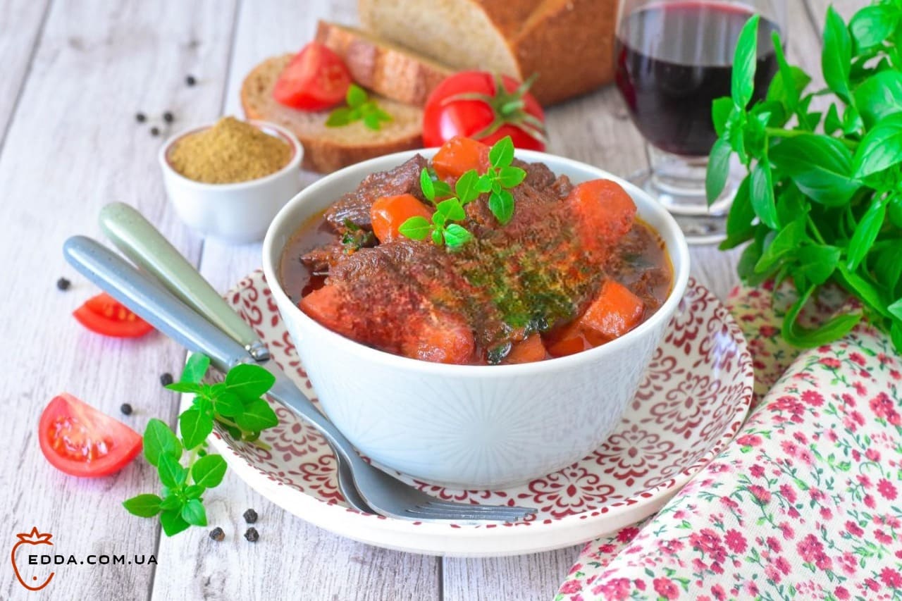 Тушковане м'ясо в казані