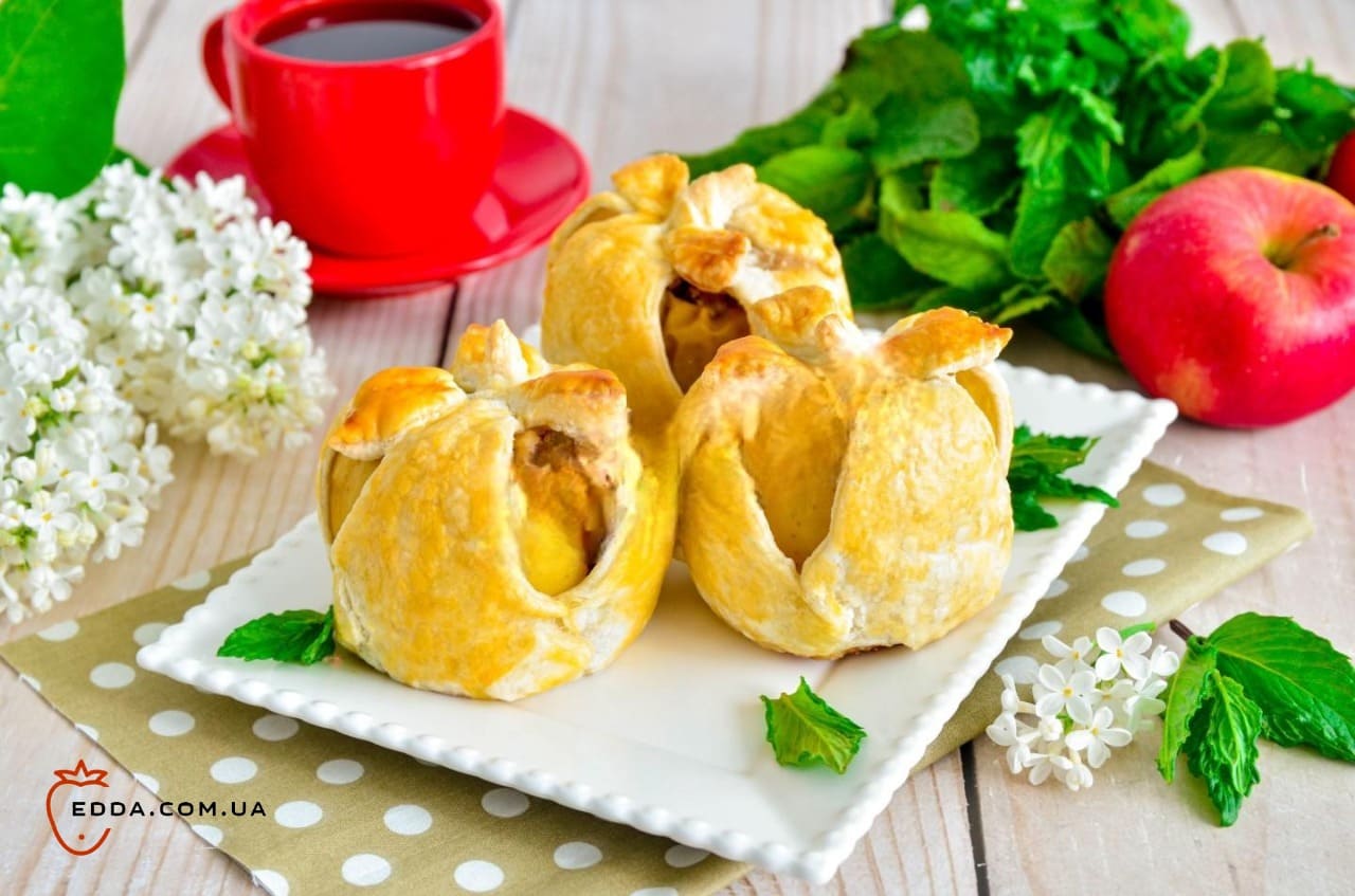 Яблука запечені в листковому тісті в духовці