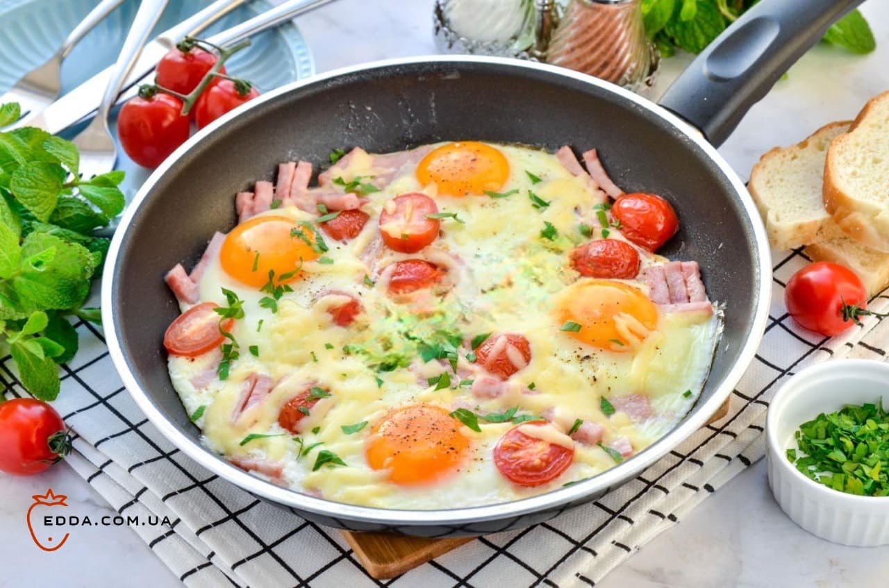Яйця з шинкою та сиром