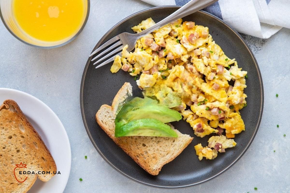 Яєчня бовтанка з шинкою та сиром