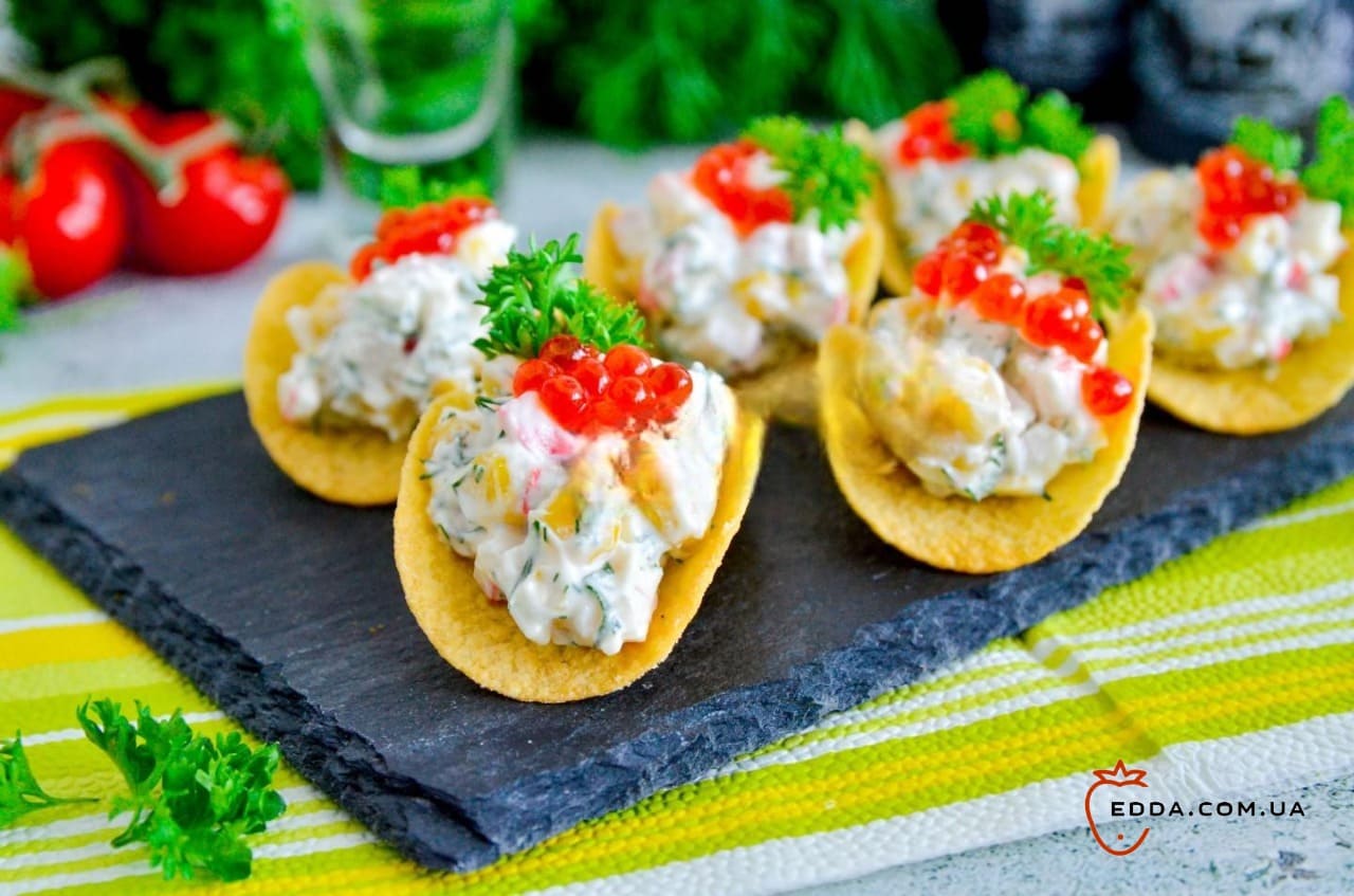 Закуска на чіпсах з крабовими паличками